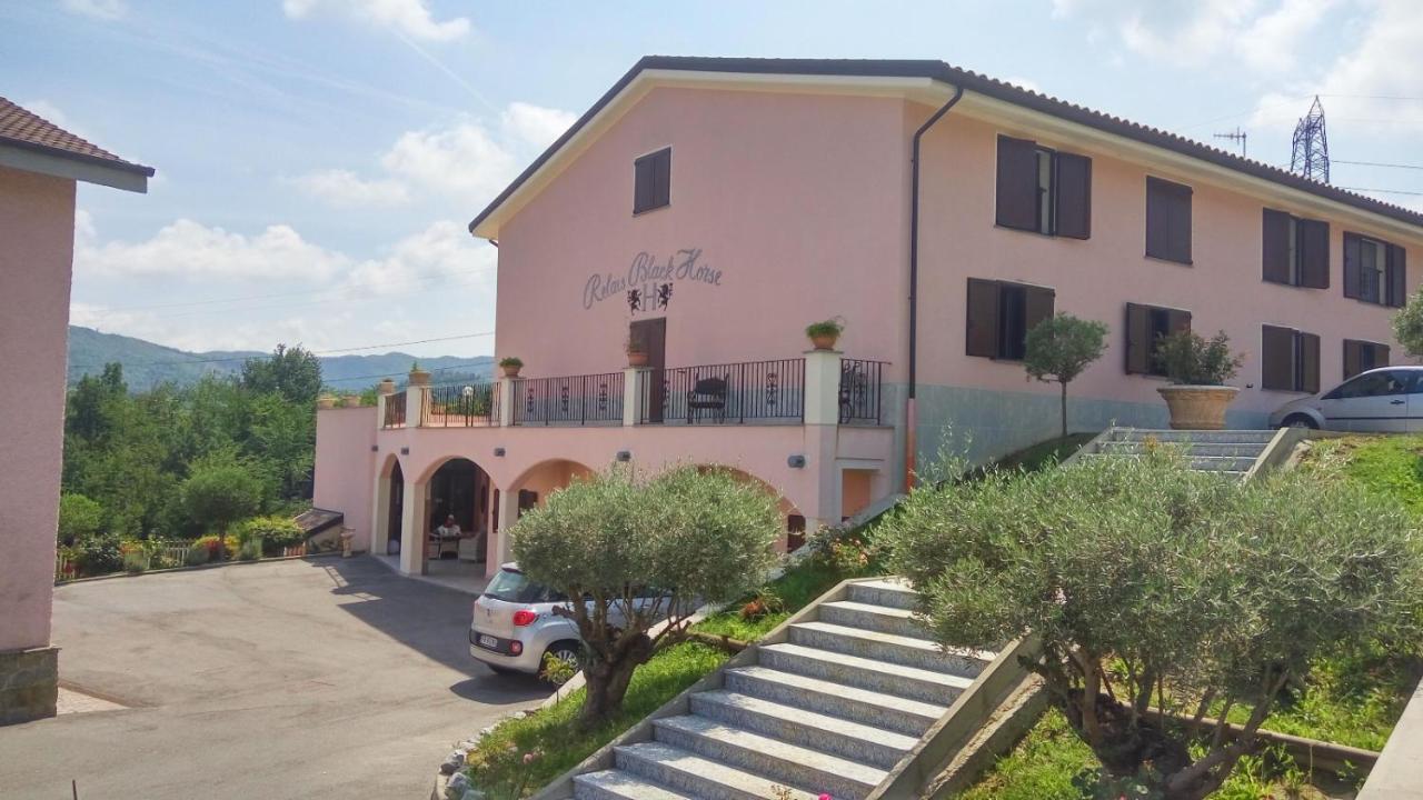 Relais Black Horse Millesimo Buitenkant foto