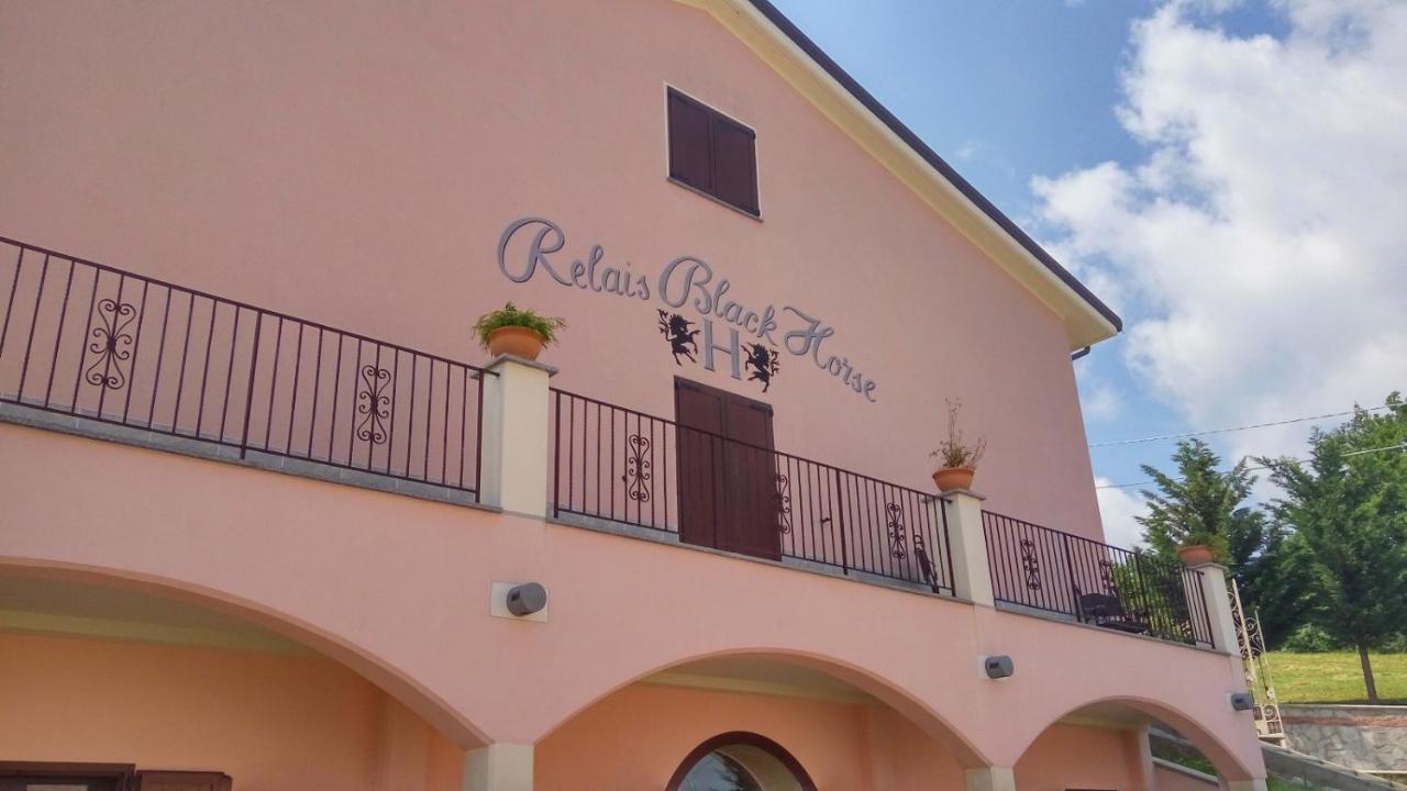 Relais Black Horse Millesimo Buitenkant foto