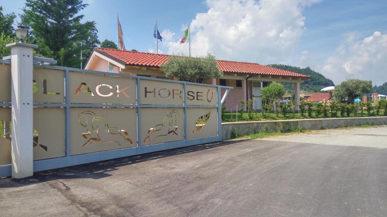 Relais Black Horse Millesimo Buitenkant foto