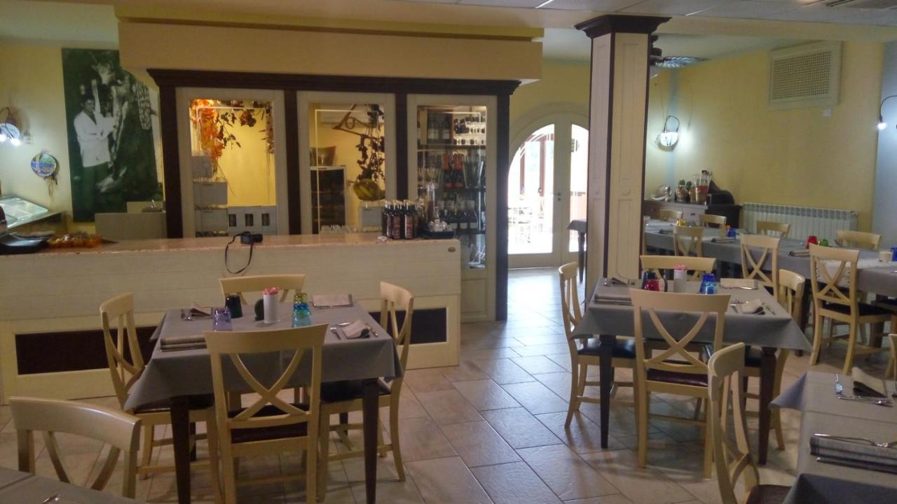 Relais Black Horse Millesimo Buitenkant foto