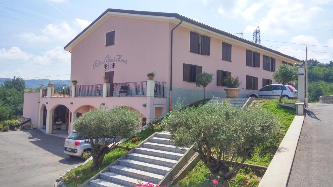 Relais Black Horse Millesimo Buitenkant foto