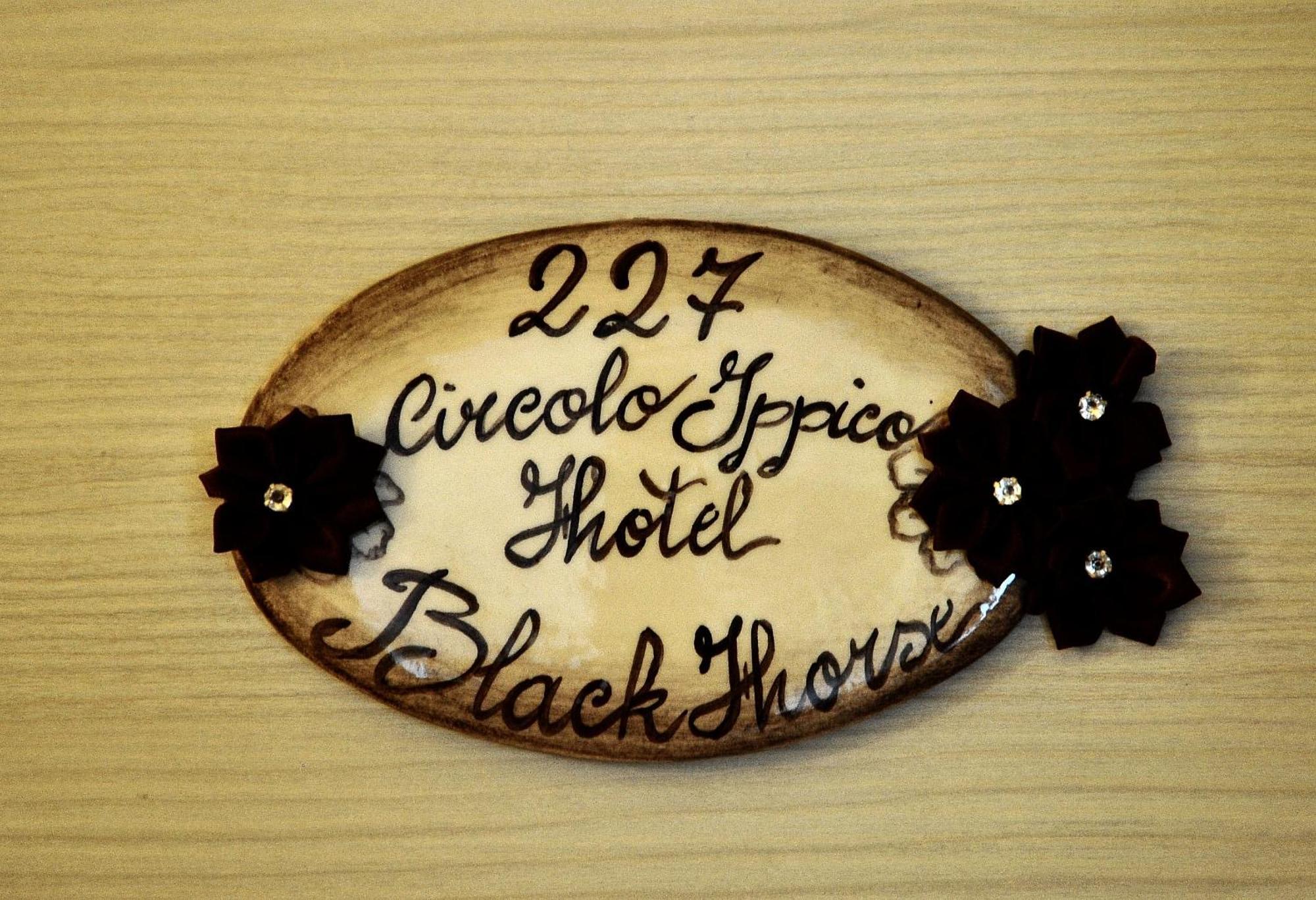 Relais Black Horse Millesimo Kamer foto