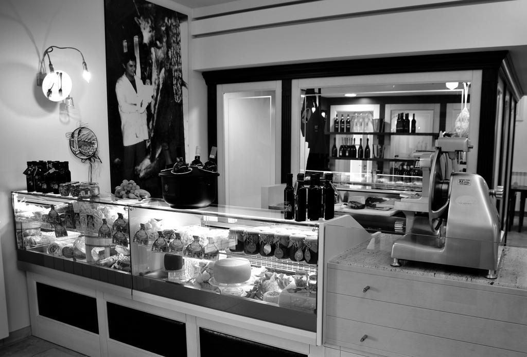 Relais Black Horse Millesimo Buitenkant foto